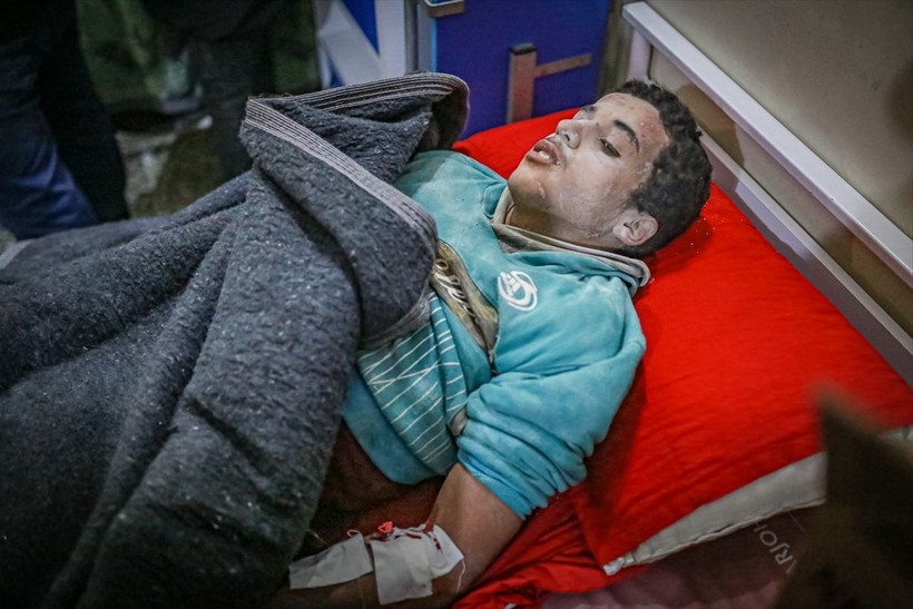 Suriye'de depremden dolayı ölenlerin sayısı artıyor, birçoğu savaştan dolayı yıkılmış evlerde yaşıyordu - Resim: 8