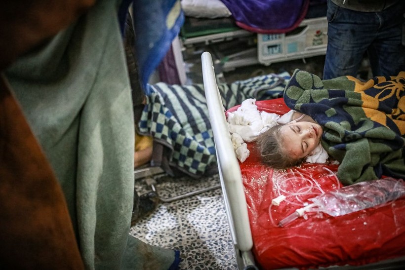 Suriye'de depremden dolayı ölenlerin sayısı artıyor, birçoğu savaştan dolayı yıkılmış evlerde yaşıyordu - Resim: 22