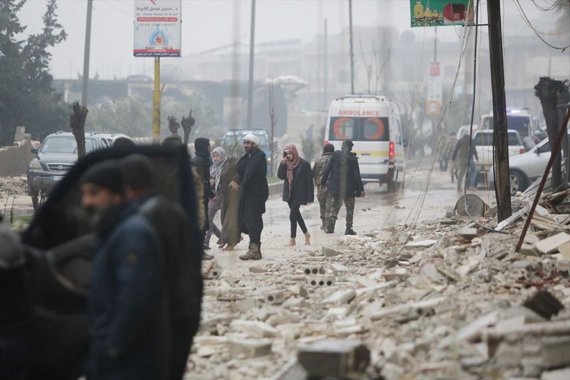 Suriye'de depremden dolayı ölenlerin sayısı artıyor, birçoğu savaştan dolayı yıkılmış evlerde yaşıyordu - Resim: 40
