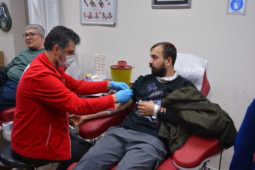 Ülkenin dört bir yanından depremzedelere kan bağışı yapılıyor - Resim: 13