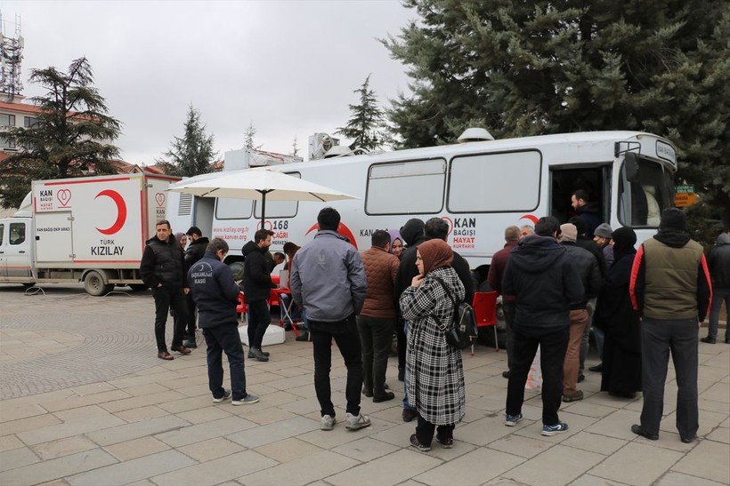 Ülkenin dört bir yanından depremzedelere kan bağışı yapılıyor - Resim: 26