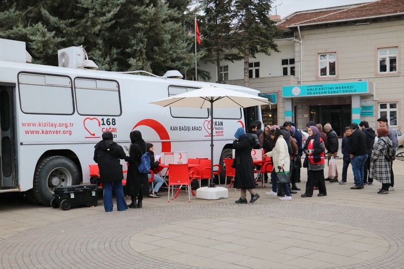 Ülkenin dört bir yanından depremzedelere kan bağışı yapılıyor - Resim: 27