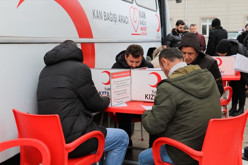 Ülkenin dört bir yanından depremzedelere kan bağışı yapılıyor - Resim: 28