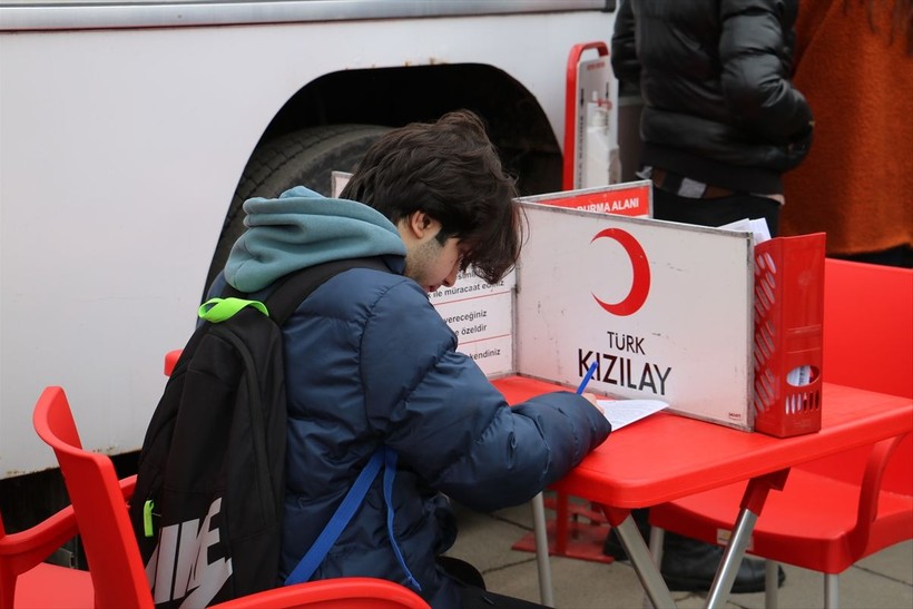 Ülkenin dört bir yanından depremzedelere kan bağışı yapılıyor - Resim: 29