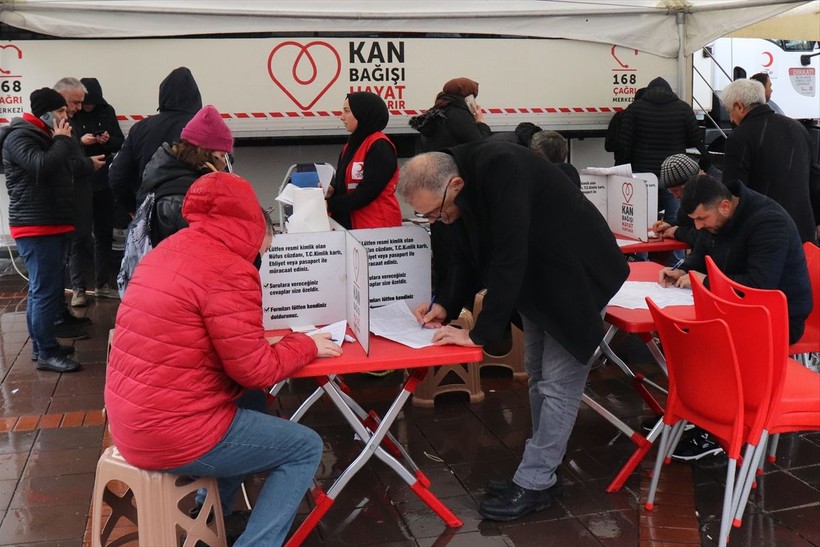 Ülkenin dört bir yanından depremzedelere kan bağışı yapılıyor - Resim: 52