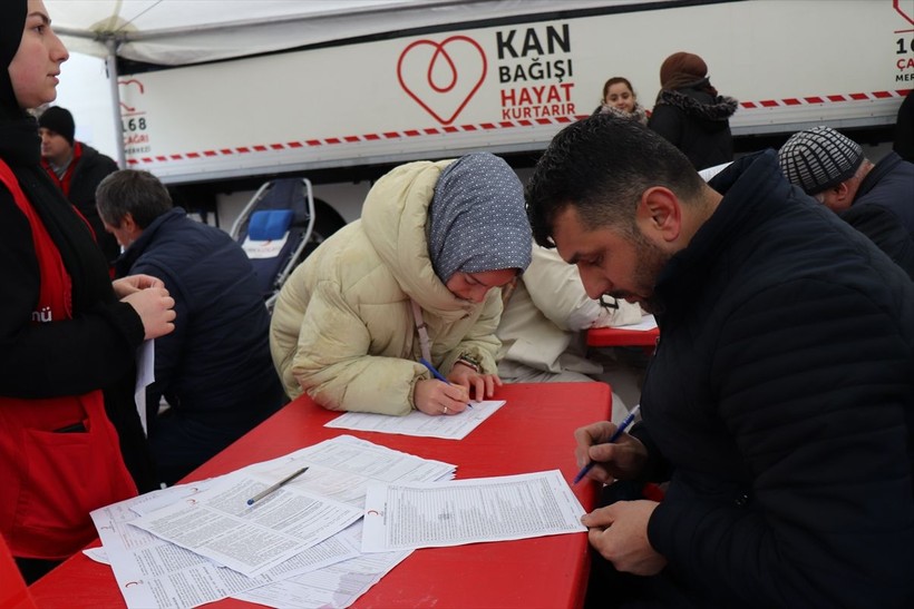 Ülkenin dört bir yanından depremzedelere kan bağışı yapılıyor - Resim: 54