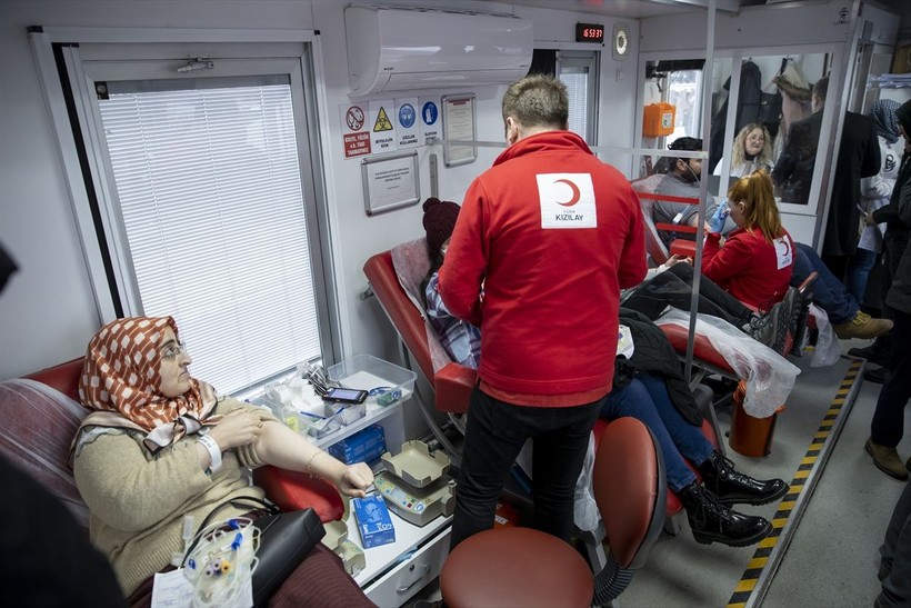 Ülkenin dört bir yanından depremzedelere kan bağışı yapılıyor - Resim: 11