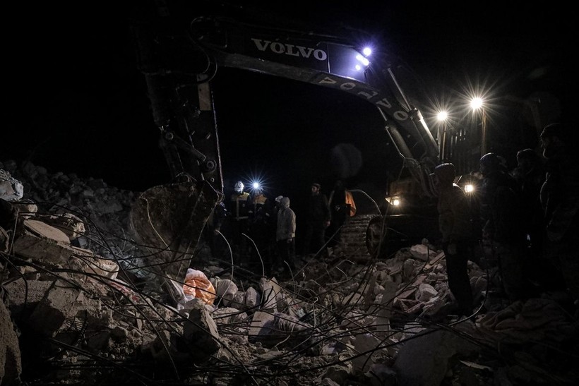 Suriye'de depremden dolayı ölenlerin sayısı artıyor, birçoğu savaştan dolayı yıkılmış evlerde yaşıyordu - Resim: 47