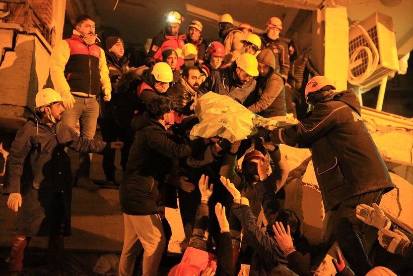 Son dakika deprem haberleri... K.Maraş depremi sonrası Diyarbakır'da bir kadın 21 saat sonra kurtarıldı - Resim: 1