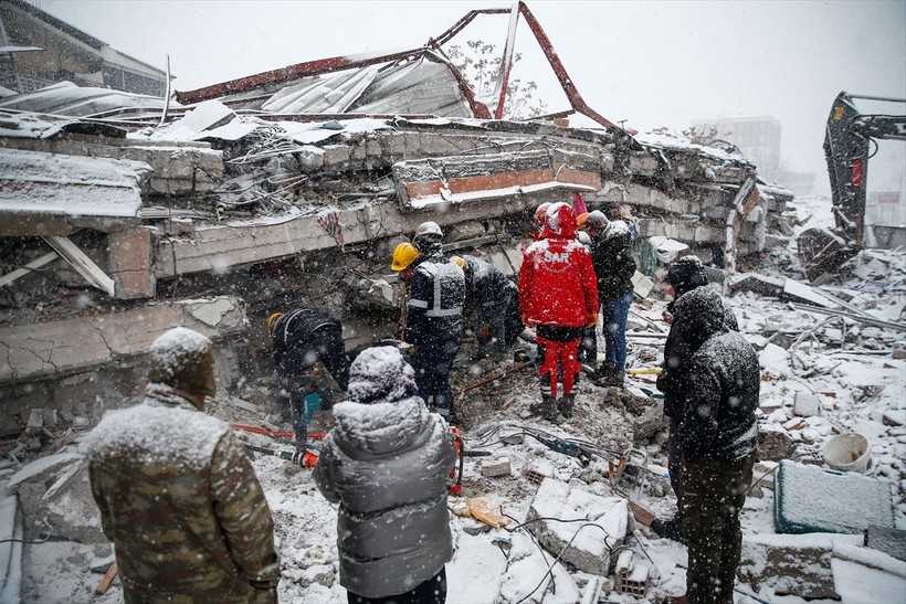 Türkiye'deki deprem dünya basınının manşetlerinde yer alıyor - Resim: 1