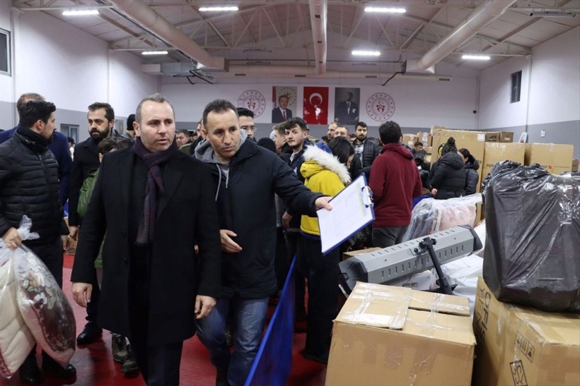 İsmi bilinmeyen bir kişi şehidinin giyemediği çorapları depremzedelere gönderdi - Resim: 3