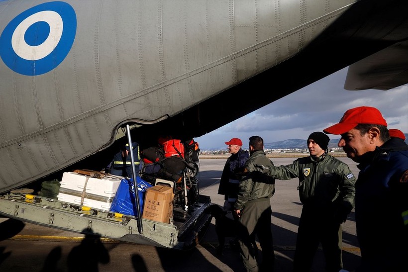 Komşu ülke Yunanistan, deprem bölgesine ikinci bir arama kurtarma ekibi gönderiyor - Resim: 5