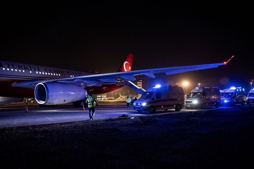 Son dakika deprem haberleri... Kahramanmaraş depreminde yaralanan 52 kişi Cumhurbaşkanlığı'na ait TC-TUR uçağıyla Ankara'ya getirildi - Resim: 1