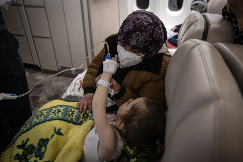 Son dakika deprem haberleri... Kahramanmaraş depreminde yaralanan 52 kişi Cumhurbaşkanlığı'na ait TC-TUR uçağıyla Ankara'ya getirildi - Resim: 5