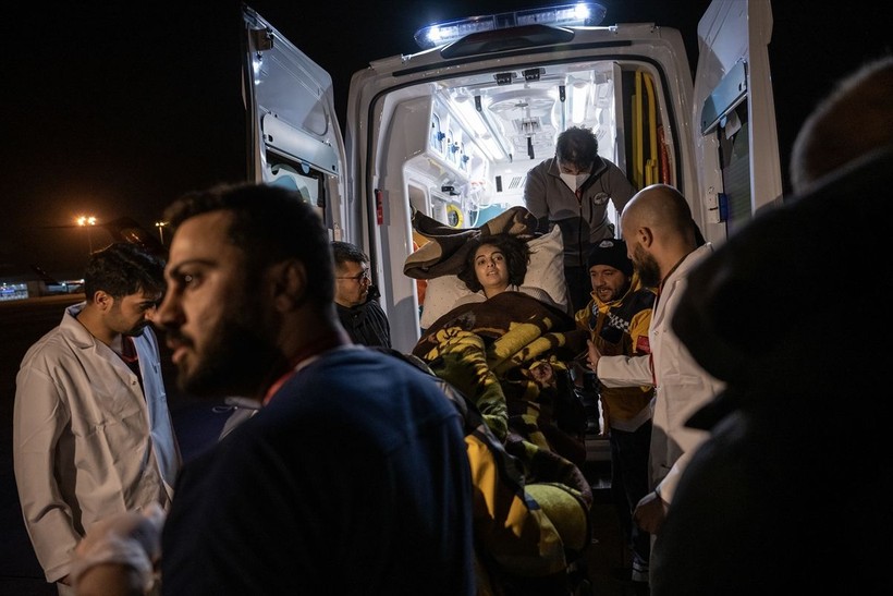 Son dakika deprem haberleri... Kahramanmaraş depreminde yaralanan 52 kişi Cumhurbaşkanlığı'na ait TC-TUR uçağıyla Ankara'ya getirildi - Resim: 11