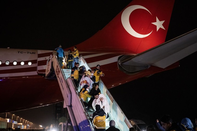 Son dakika deprem haberleri... Kahramanmaraş depreminde yaralanan 52 kişi Cumhurbaşkanlığı'na ait TC-TUR uçağıyla Ankara'ya getirildi - Resim: 20
