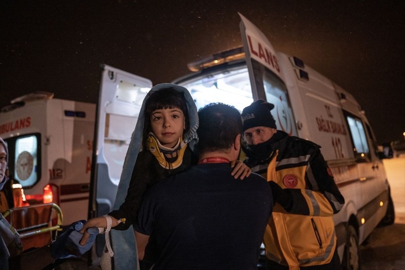Son dakika deprem haberleri... Kahramanmaraş depreminde yaralanan 52 kişi Cumhurbaşkanlığı'na ait TC-TUR uçağıyla Ankara'ya getirildi - Resim: 21