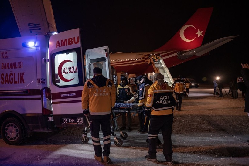 Son dakika deprem haberleri... Kahramanmaraş depreminde yaralanan 52 kişi Cumhurbaşkanlığı'na ait TC-TUR uçağıyla Ankara'ya getirildi - Resim: 22