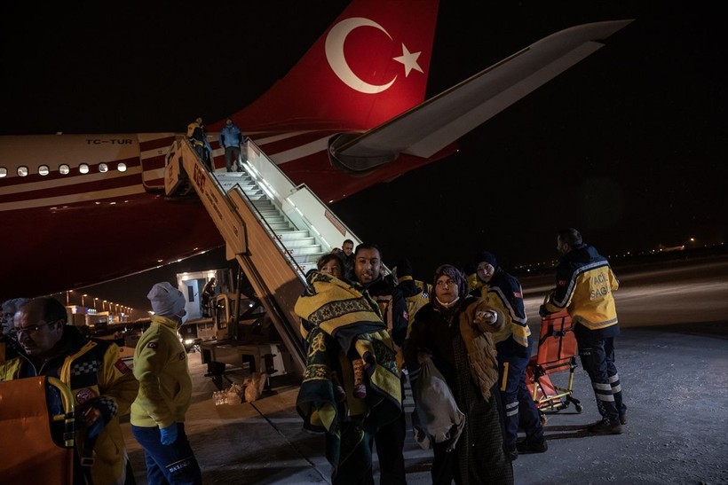 Son dakika deprem haberleri... Kahramanmaraş depreminde yaralanan 52 kişi Cumhurbaşkanlığı'na ait TC-TUR uçağıyla Ankara'ya getirildi - Resim: 25