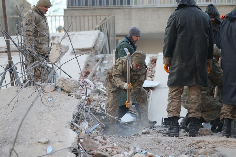 Deprem bölgesinde ihtiyaç listesi değişti: Kur bakliyat yerini konserveye kıyafet ise battaniyeye bıraktı - Resim: 5