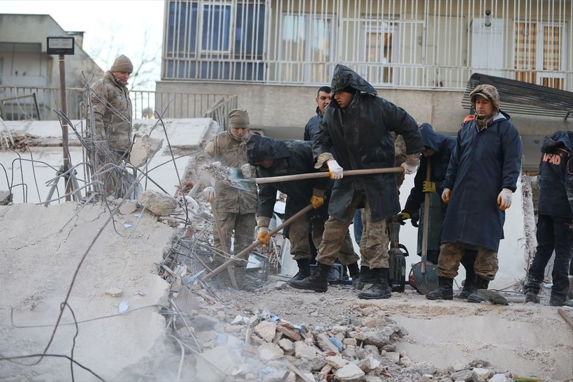 Deprem bölgesinde ihtiyaç listesi değişti: Kur bakliyat yerini konserveye kıyafet ise battaniyeye bıraktı - Resim: 6