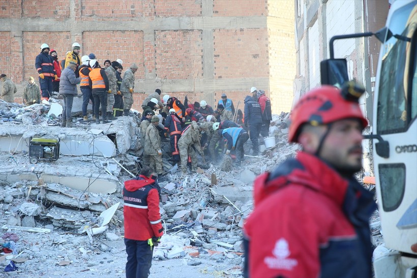 Malatya'da meydana gelen depremden etkilenen itfaiye ekipleri acılarını bir kenara bırakarak 'kahramanlık' mesaisine başladı - Resim : 2