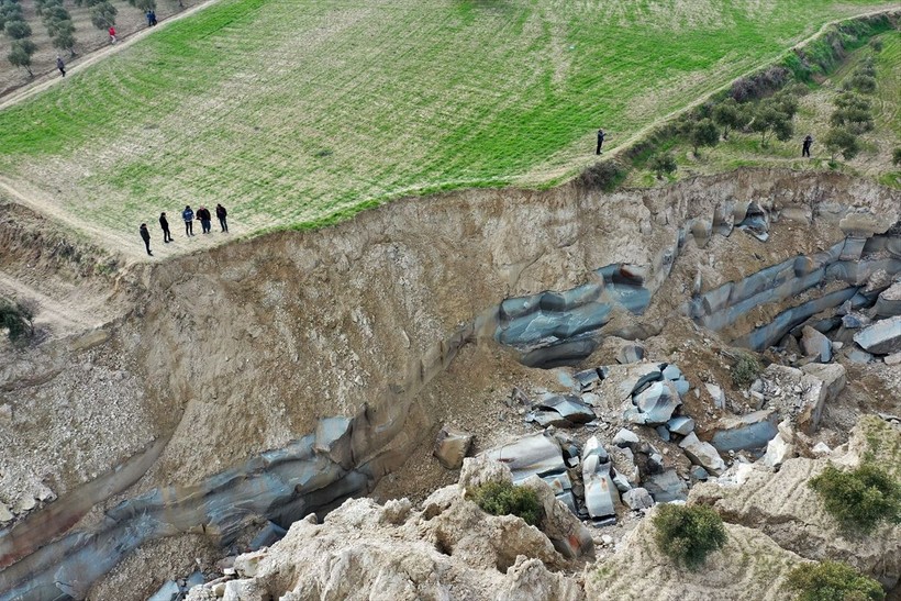 Deprem sonrası yarıkları gören Yunanistan hayrete düştü: Böyle bir şey filmlerde olur sanırdık - Resim: 9