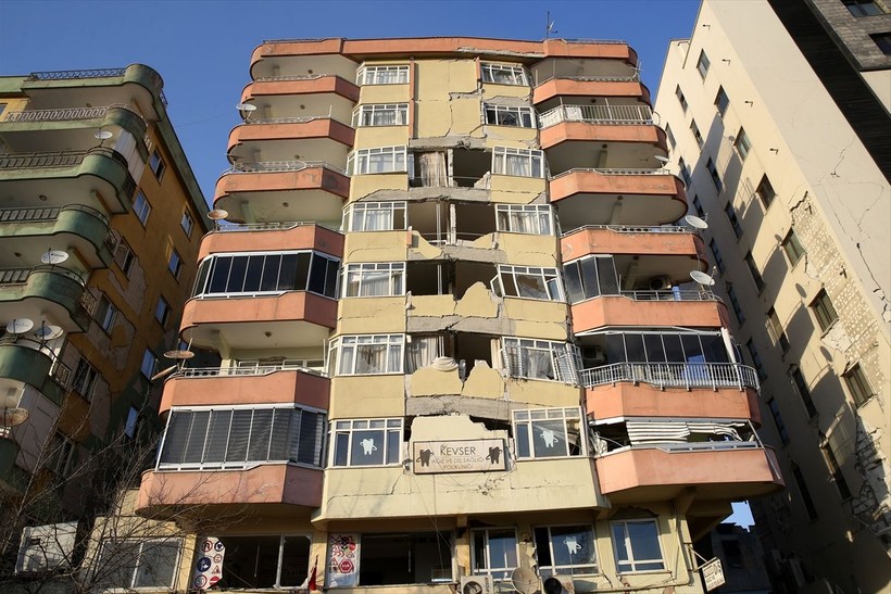 Artçılar devam ediyor! Daha büyük bir deprem olur mu? Uzmanlardan "hasarlı binalara girmeyin" uyarısı! - Resim: 3