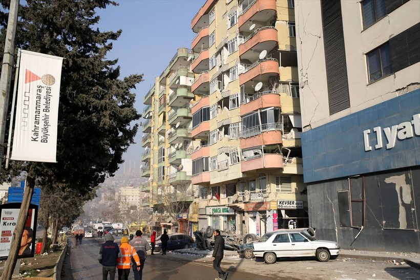 Artçılar devam ediyor! Daha büyük bir deprem olur mu? Uzmanlardan "hasarlı binalara girmeyin" uyarısı! - Resim: 1