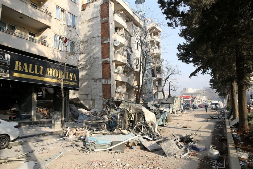 Artçılar devam ediyor! Daha büyük bir deprem olur mu? Uzmanlardan "hasarlı binalara girmeyin" uyarısı! - Resim: 2