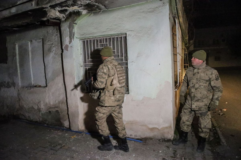 Asker millet el ele depremin yaralarını sarıyor: Mehmetçik'in çabaları herkesi duygulandırıyor - Resim: 3