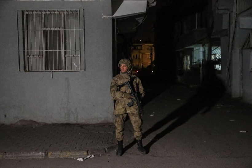 Asker millet el ele depremin yaralarını sarıyor: Mehmetçik'in çabaları herkesi duygulandırıyor - Resim: 5