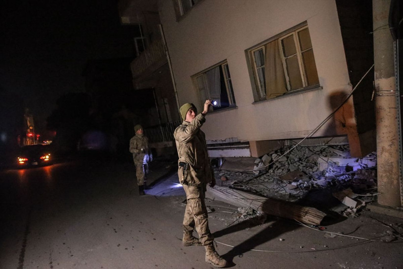 Asker millet el ele depremin yaralarını sarıyor: Mehmetçik'in çabaları herkesi duygulandırıyor - Resim: 6