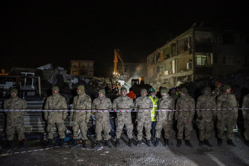 Asker millet el ele depremin yaralarını sarıyor: Mehmetçik'in çabaları herkesi duygulandırıyor - Resim: 7