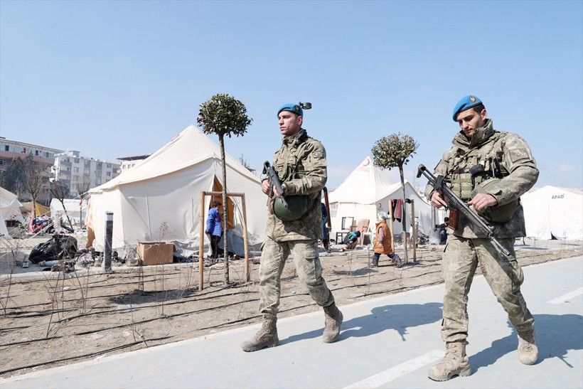 Asker millet el ele depremin yaralarını sarıyor: Mehmetçik'in çabaları herkesi duygulandırıyor - Resim: 15