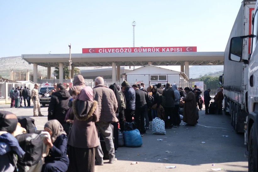 Suriyeliler depremden etkilenen yakınları için memleketlerine gitmeye başladı - Resim: 3