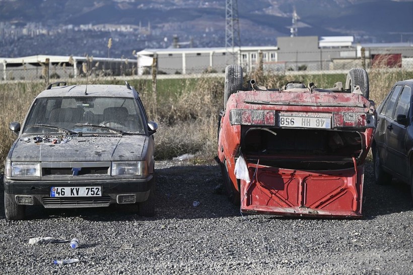 Enkaz altında kalan araçlar hurdaya döndü - Resim: 12