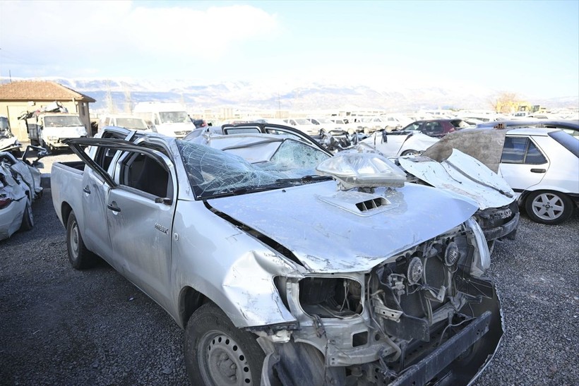 Enkaz altında kalan araçlar hurdaya döndü - Resim: 16