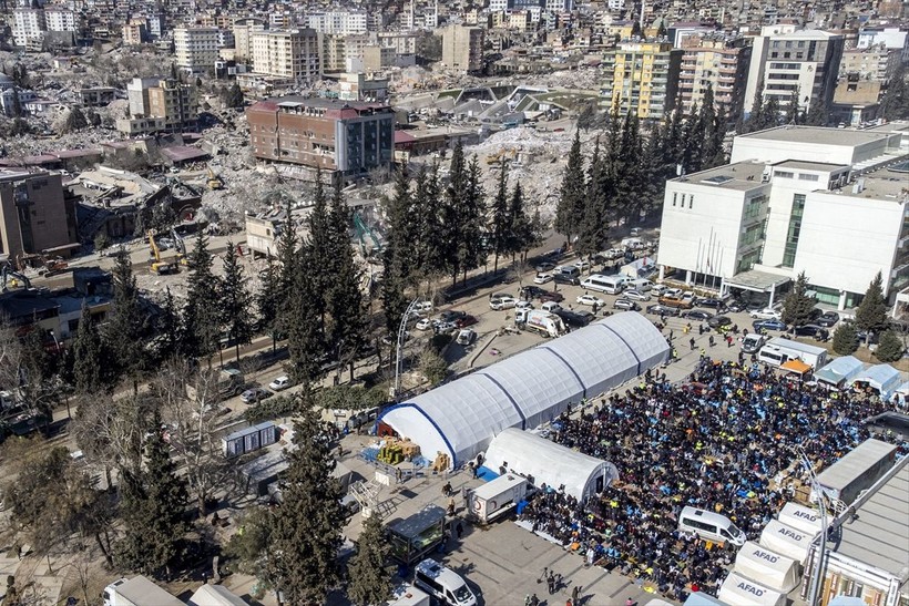 Ülke genelinde kılınan cuma namazlarında eller semaya depremzedeler için yükseldi - Resim: 3