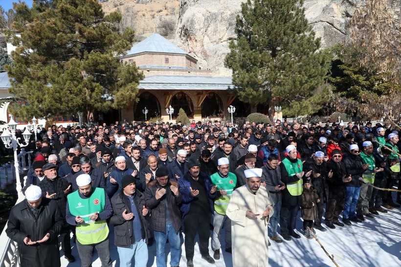 Ülke genelinde kılınan cuma namazlarında eller semaya depremzedeler için yükseldi - Resim: 12