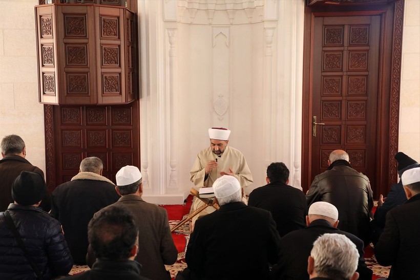 Ülke genelinde kılınan cuma namazlarında eller semaya depremzedeler için yükseldi - Resim: 13