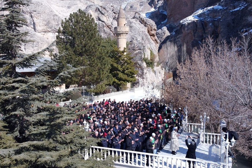 Ülke genelinde kılınan cuma namazlarında eller semaya depremzedeler için yükseldi - Resim: 14
