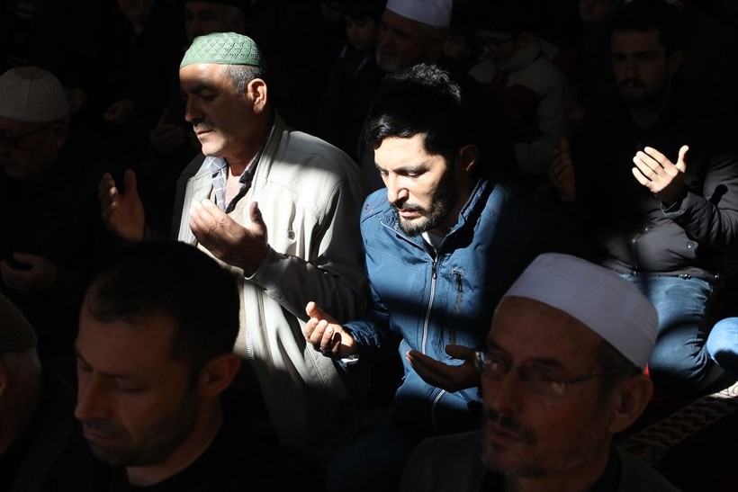 Ülke genelinde kılınan cuma namazlarında eller semaya depremzedeler için yükseldi - Resim: 15