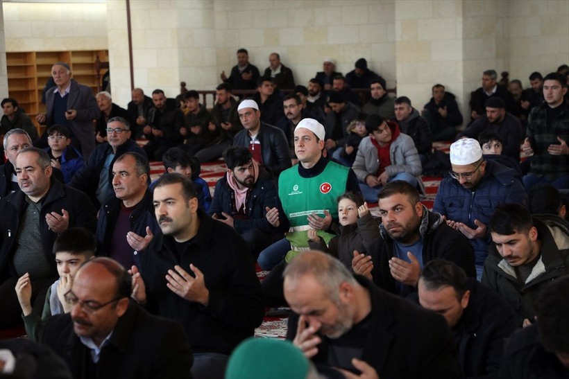 Ülke genelinde kılınan cuma namazlarında eller semaya depremzedeler için yükseldi - Resim: 16