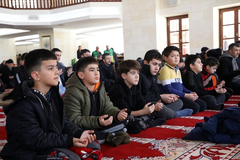 Ülke genelinde kılınan cuma namazlarında eller semaya depremzedeler için yükseldi - Resim: 17