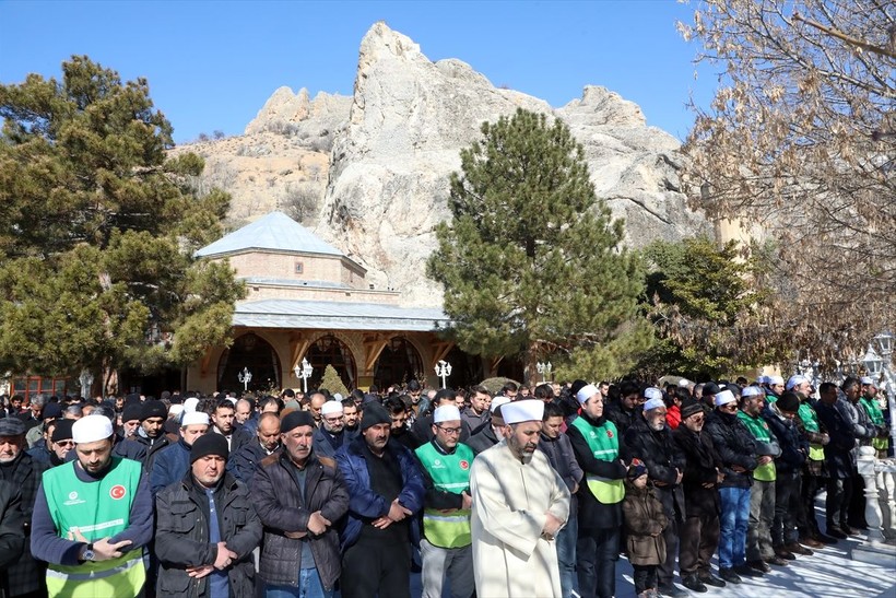Ülke genelinde kılınan cuma namazlarında eller semaya depremzedeler için yükseldi - Resim: 18