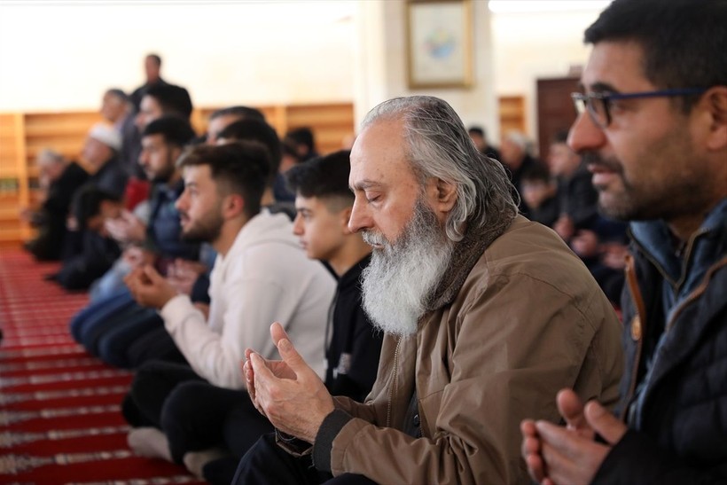 Ülke genelinde kılınan cuma namazlarında eller semaya depremzedeler için yükseldi - Resim: 19