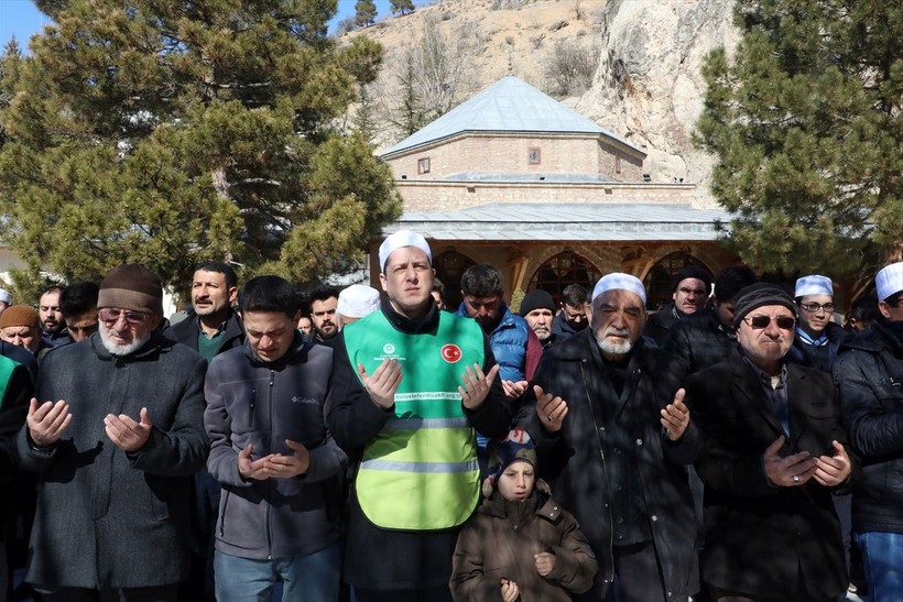 Ülke genelinde kılınan cuma namazlarında eller semaya depremzedeler için yükseldi - Resim: 20