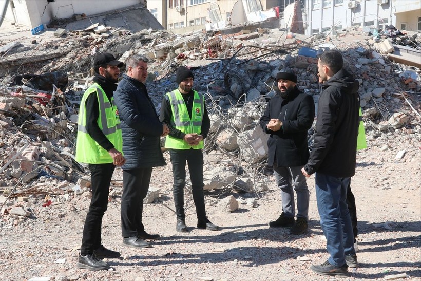 Eski aracına taktığı Türk bayrağıyla köy köy yardım toplayan Azerbaycanlı Server Beşirli Adıyaman'a geldi - Resim: 13
