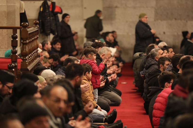 Türkiye'nin dört bir yanında Miraç Kandili idrak edildi! Dualar depremzedeler için - Resim: 70